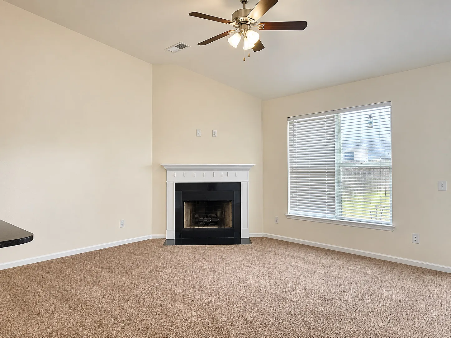 3 bed, 2.5 bath, 2100 sqft, $2,000 — Photo 2