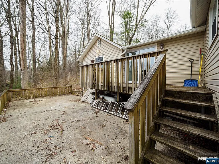 240 Acabonack Rd — Photo 10