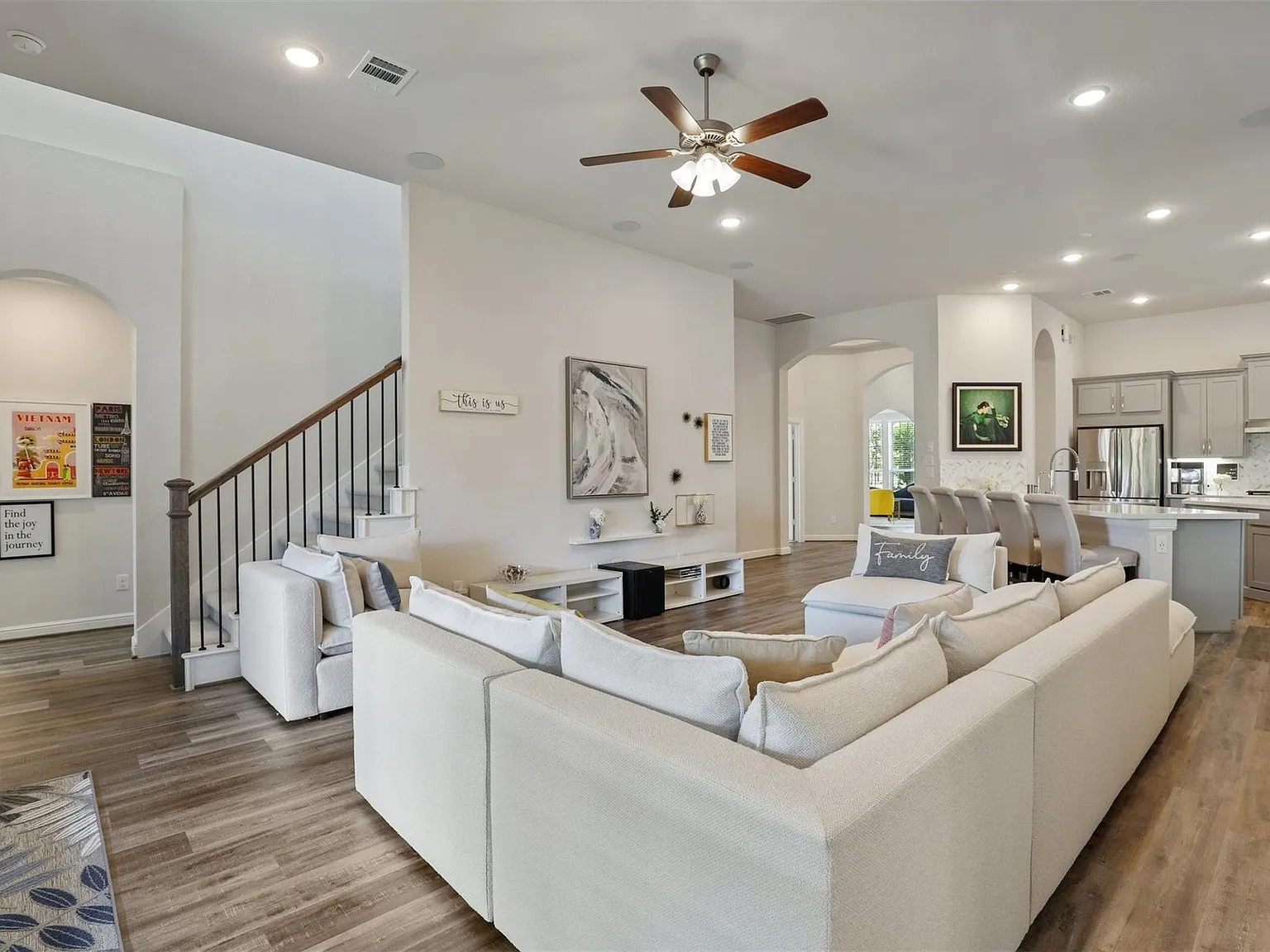5 bed, 4.0 bath, 3443 sqft, $5,000 — Photo 3