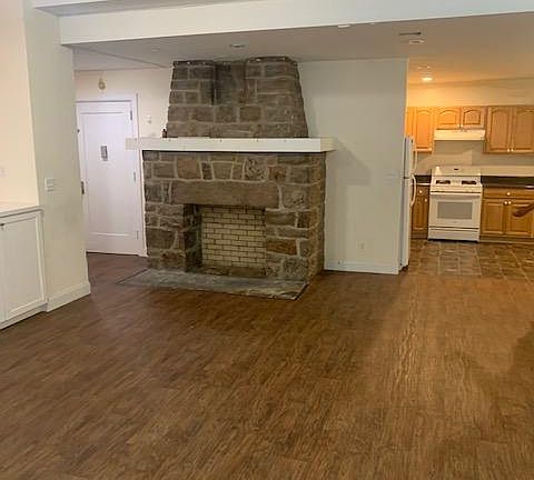2nd image of 210 Martine Ave APT 3