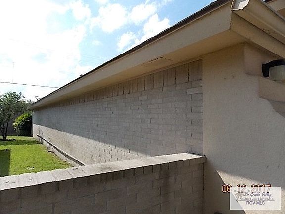 3rd image of 122 Willow Cir