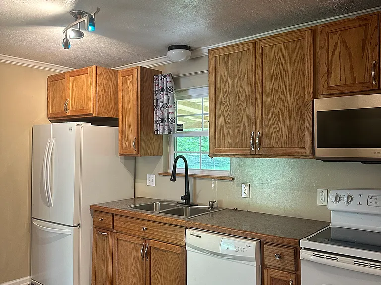 1620 Shannon Rd — Photo 2