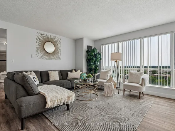 18 Lee Centre Dr #906, Toronto, ON M1H 3H5