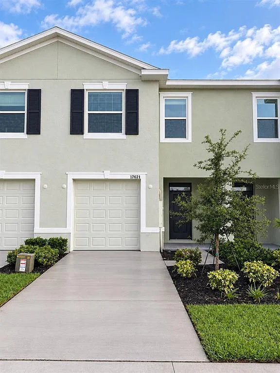 3 bed, 2.5 bath, 1673 sqft, $2,400 — Photo 1