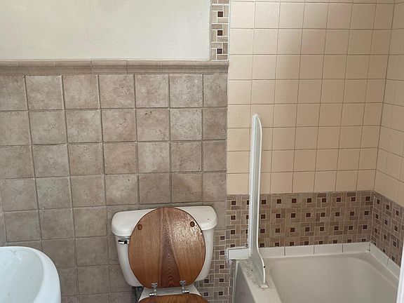 bathroom with tub