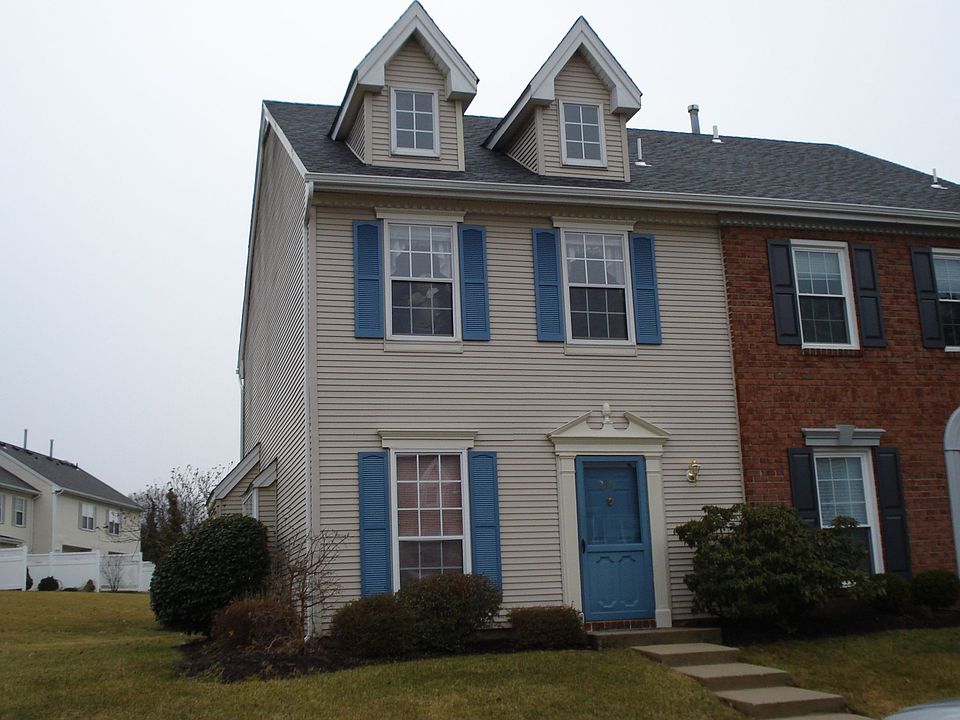 Fantastic End Unit Townhouse in Vanderhaven Farms Section of Bridgewater Twp. 