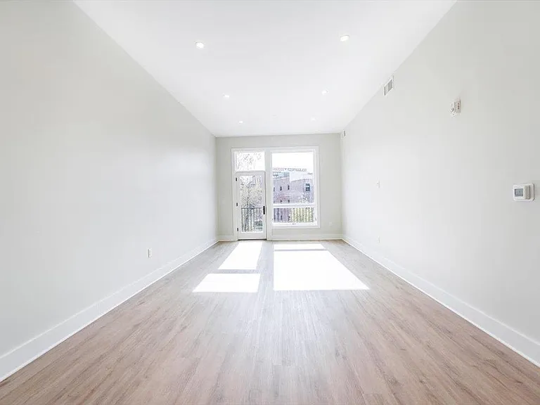 667-665 Grand St #305 — Photo 8