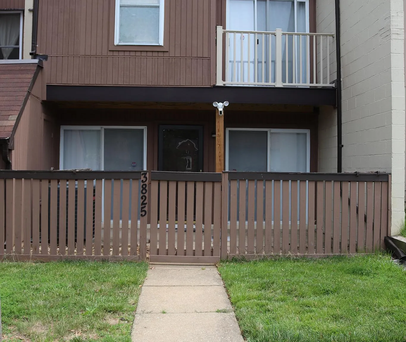 3 bed, 1.5 bath, 1044 sqft, $2,500 — Photo 1