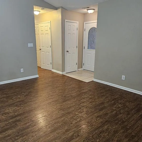 305 Dalton Ct — Photo 4