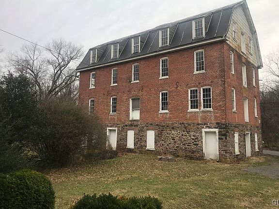 2nd image of 1050 Water St
