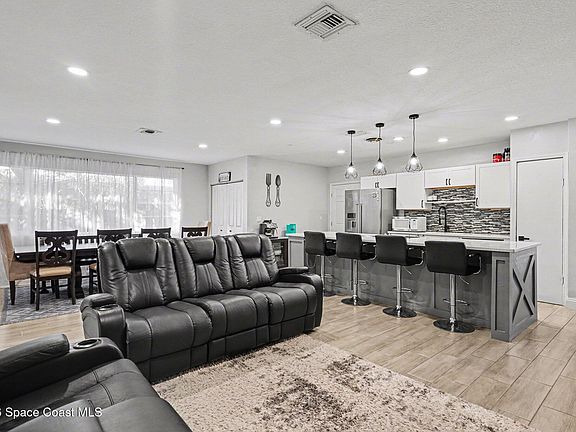 4th image of 809 Espanola Way