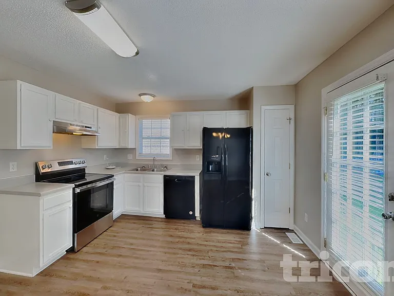2112 McKinnon Dr — Photo 5