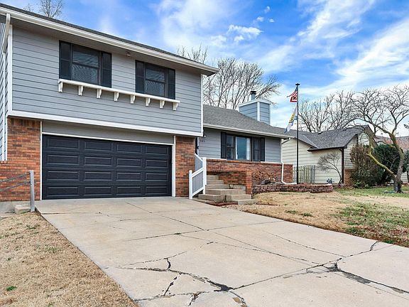 3rd image of 501 E Tall Tree Rd