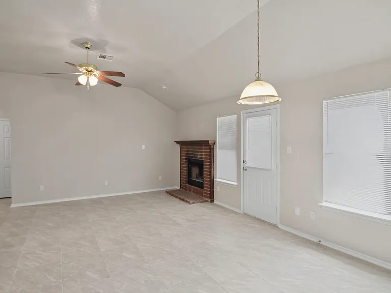 2905 Lindsey Dr — Photo 8