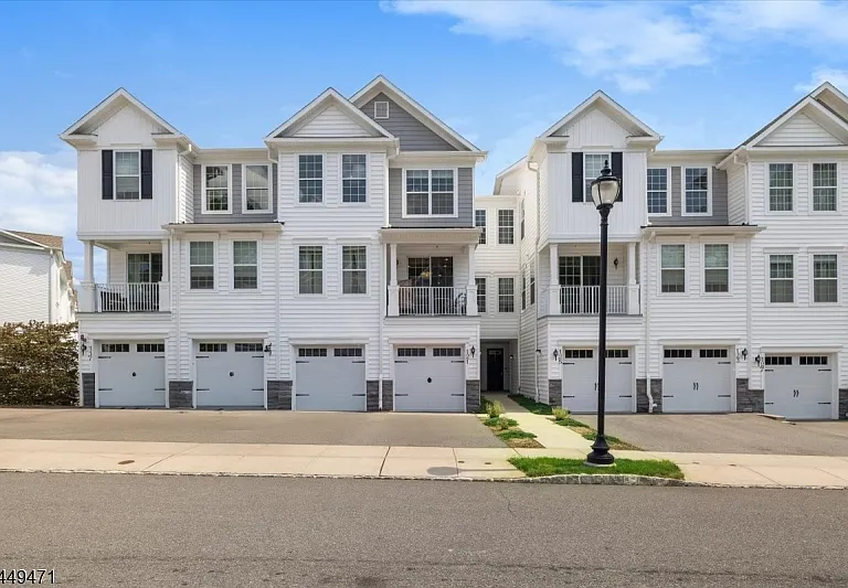 121 Sequoia Dr — Photo 1