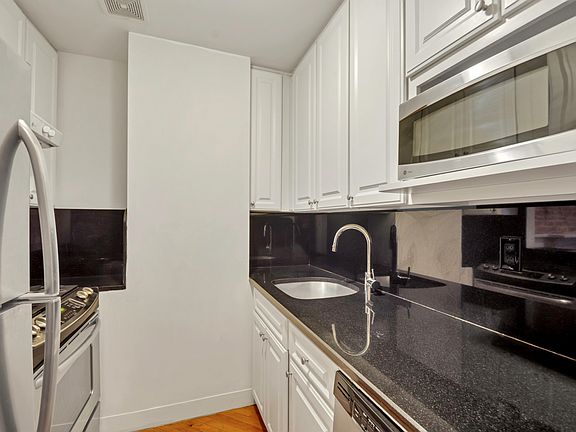 4th image of 37 W 54th St APT 4A