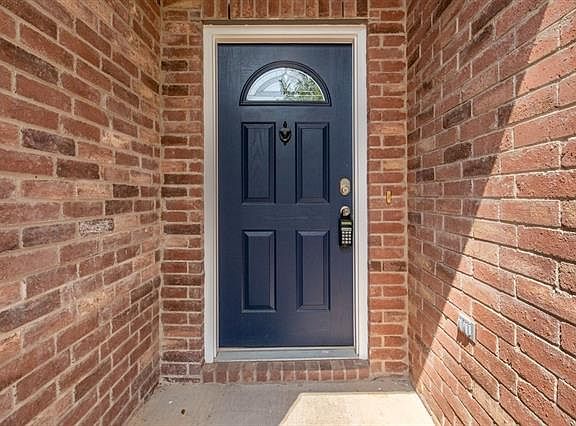 2nd image of 2817 Desert Dr