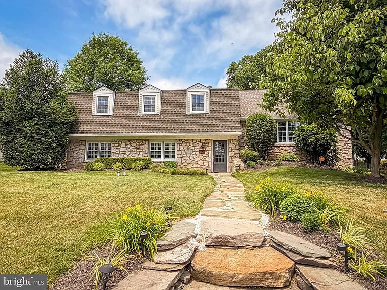 1168 Temple Dr — Photo 3