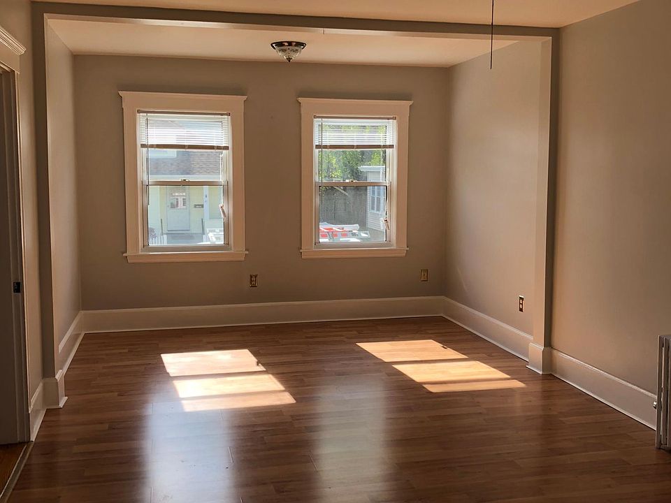 Large Living Room 11ft 5in. x 20ft 10in.