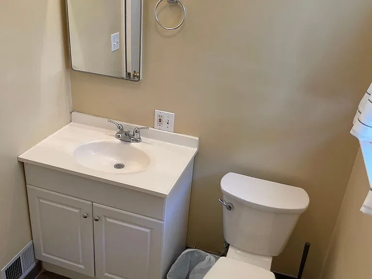 404 Landfair Avenue, Westwood, CA 90024 - Bathroom