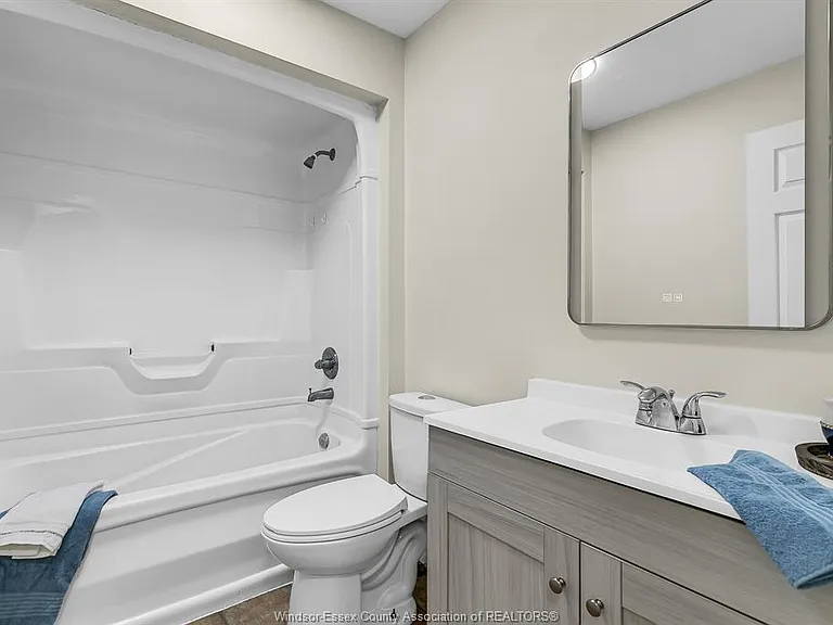 965 Banwell Rd — Photo 17