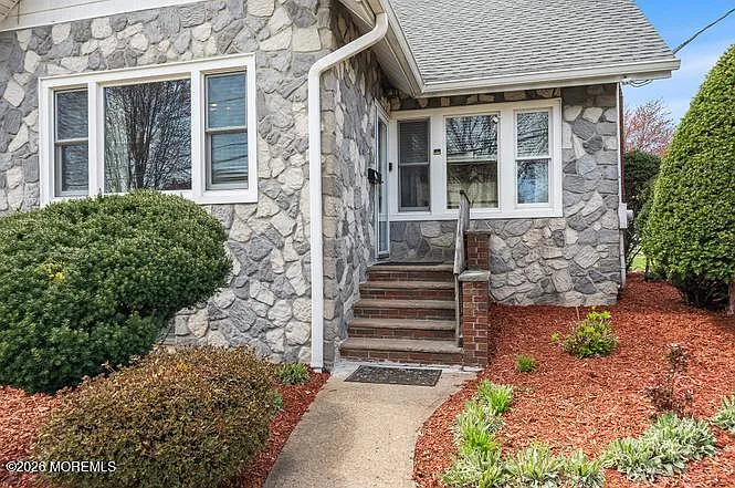 121 Summit Ave — Photo 2