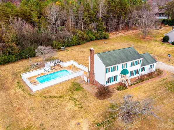 2880 Rosewood Ln, Newton, NC 28658