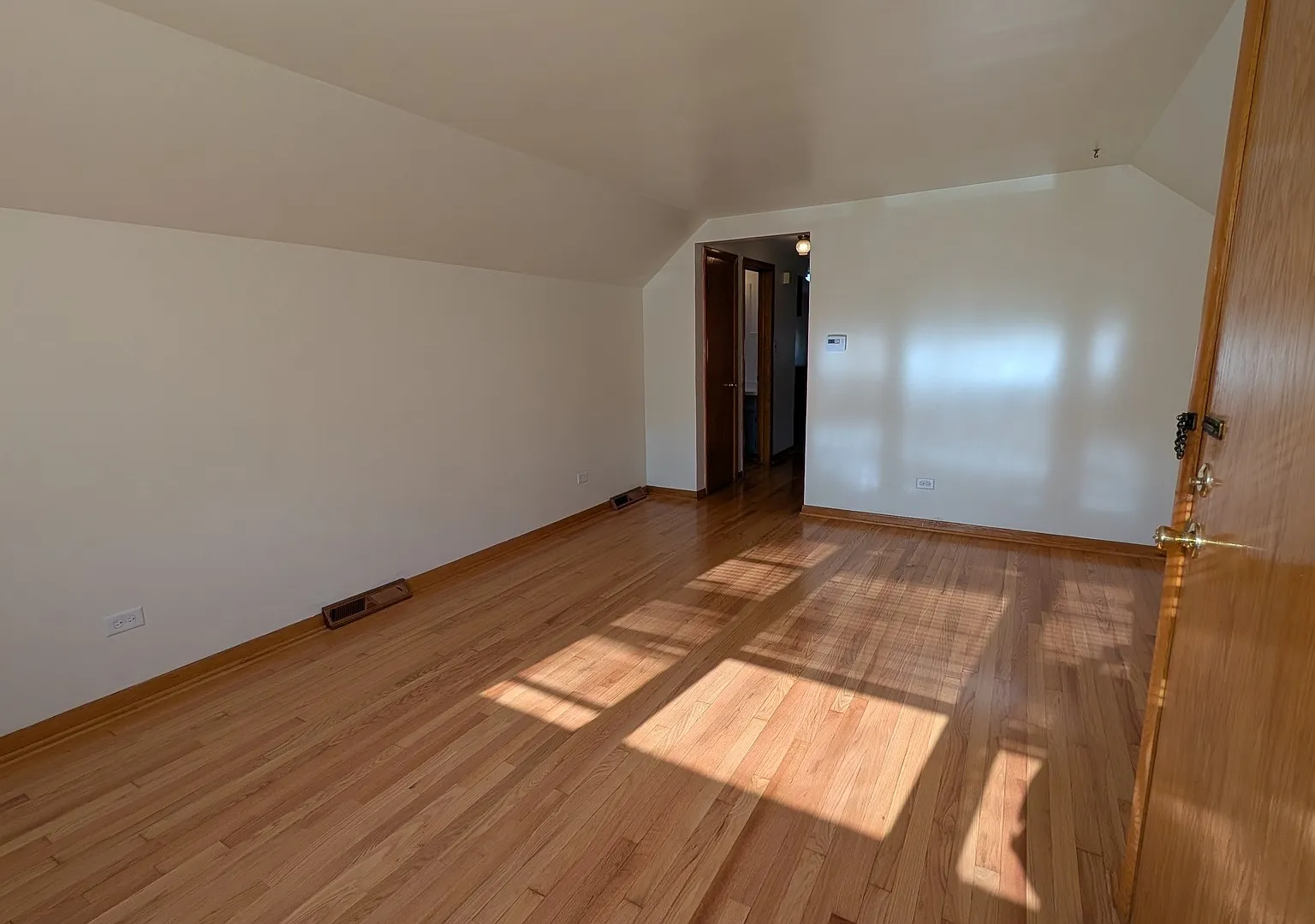 2 bed, 950 sqft, $1,400 — Photo 2