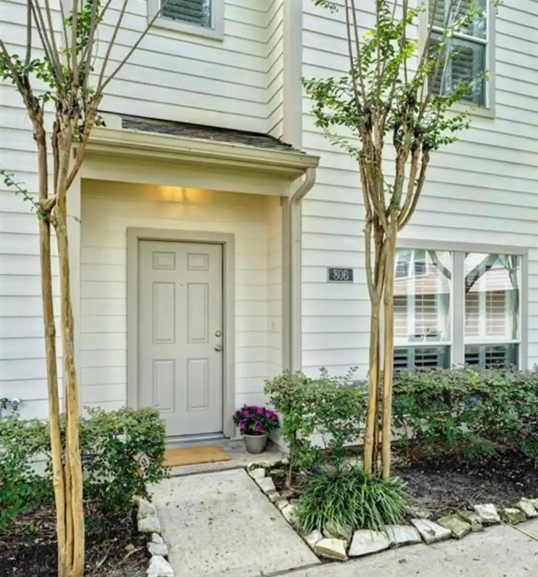 2 bed, 1.5 bath, 1240 sqft, $2,300 — Photo 2