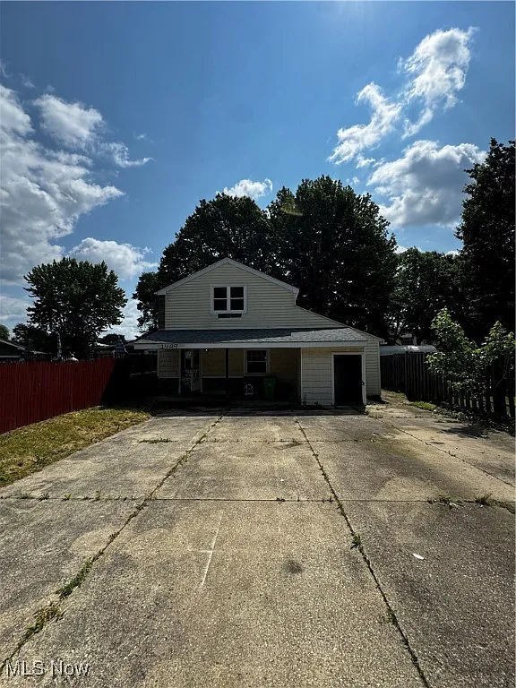 1489 Lakeview St photo 1