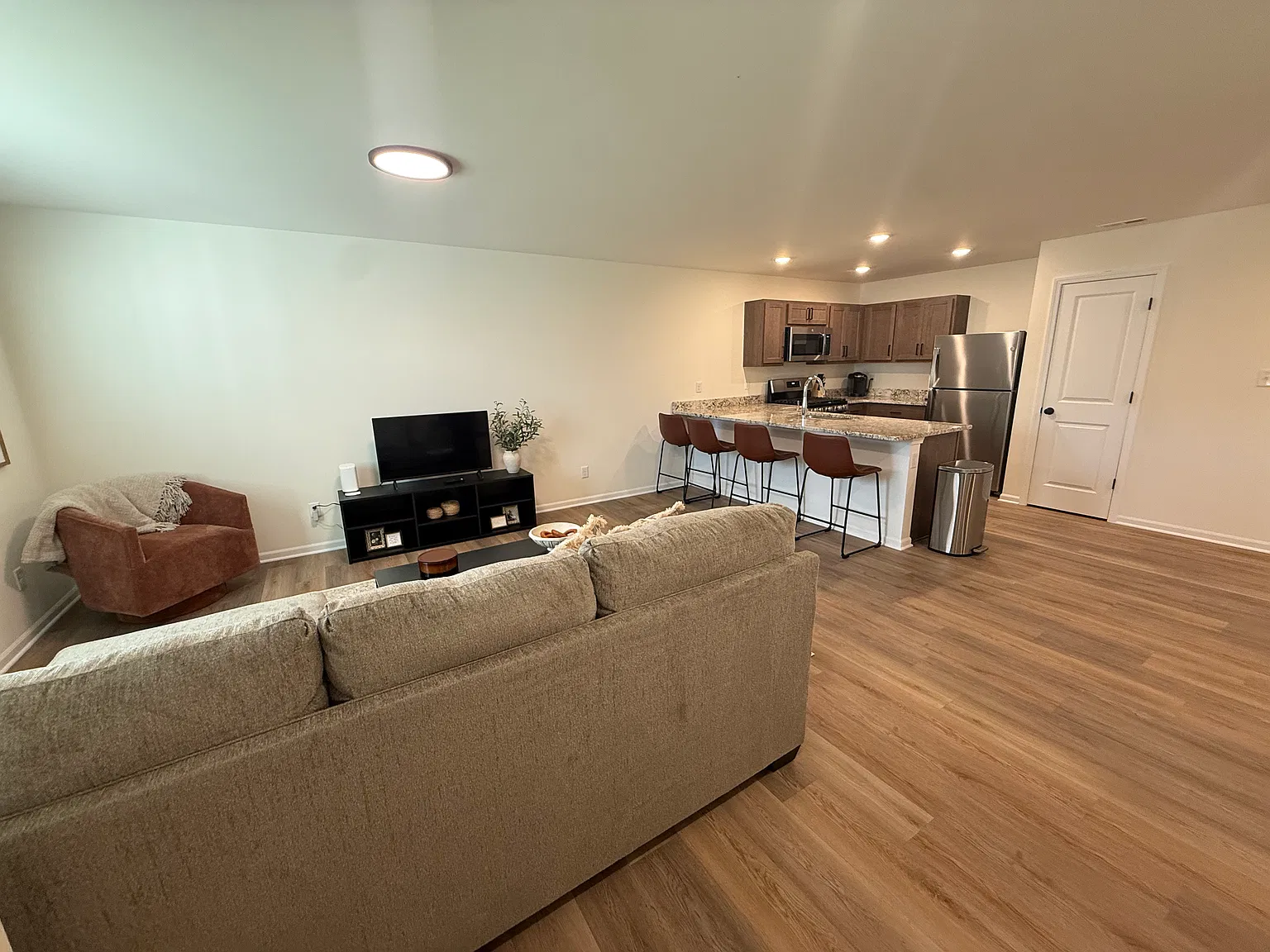 3 bed, 1260 sqft, $2,700 — Photo 3