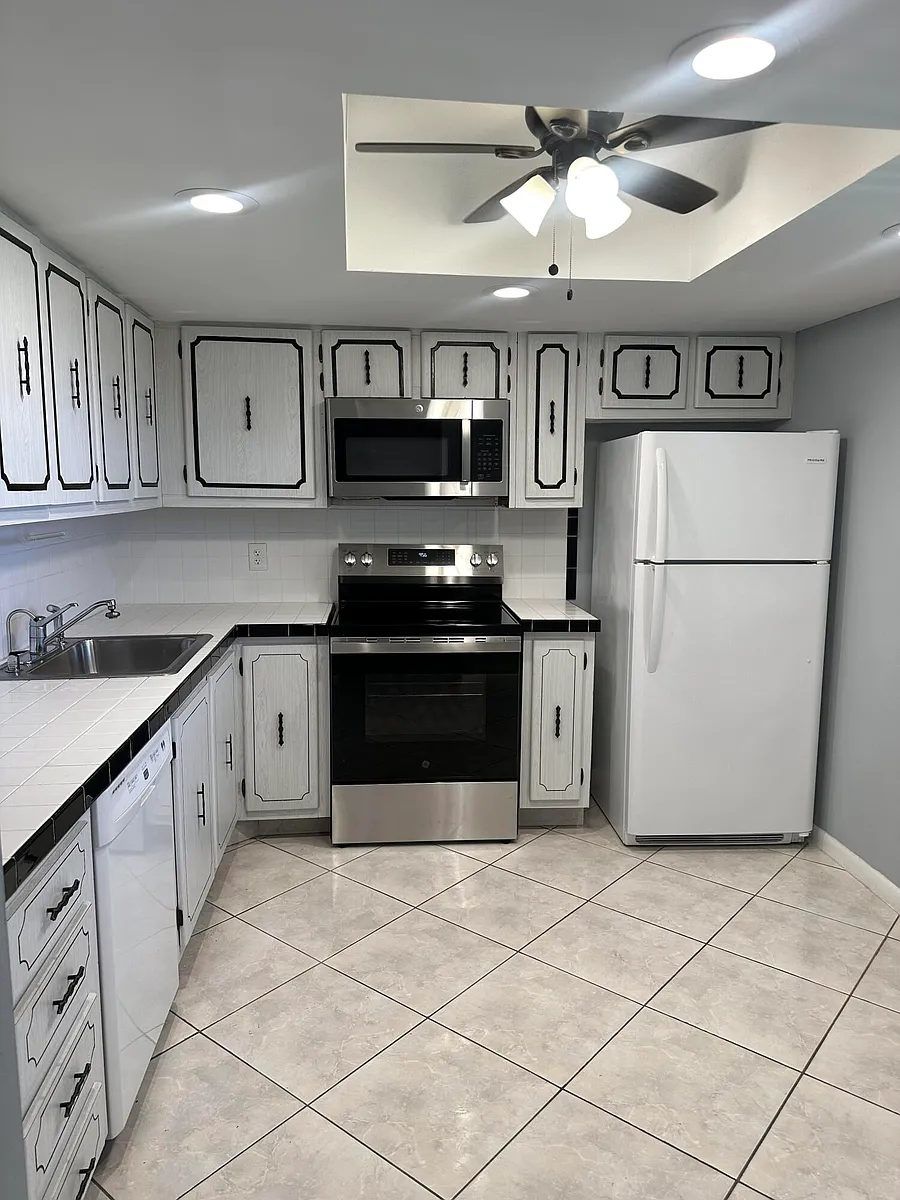 Building Photo - 2600 NE 1st Ln #418