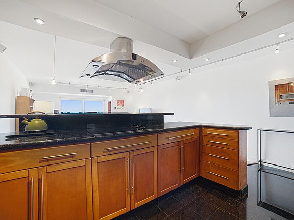 4th image of 1625 SE 10th Avenue Unit 905