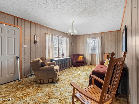 4th image of 293 Hickory Street