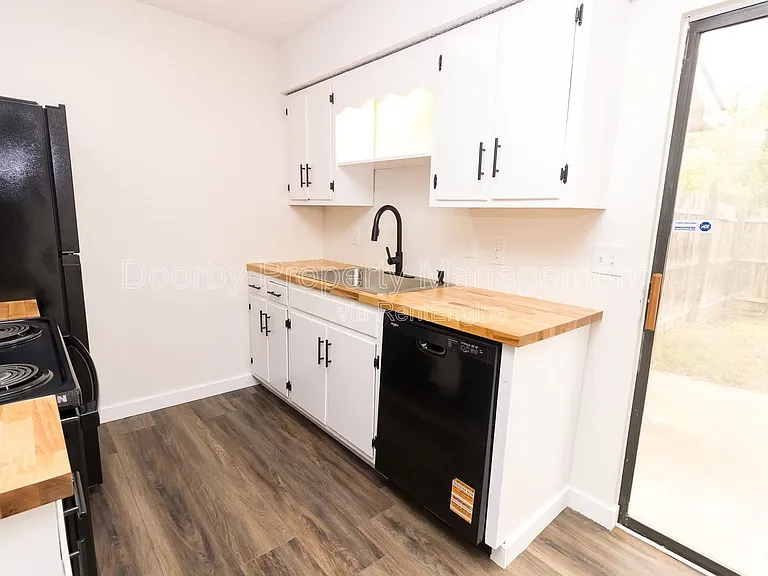 1118 McBrien Rd #B — Photo 2