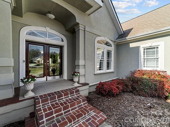 5th image of 543 Muirfield Way