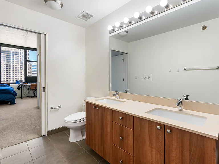 235 W Van Buren St #2915 — Photo 14