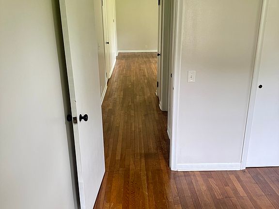 3rd image of 1122 Glen Rd