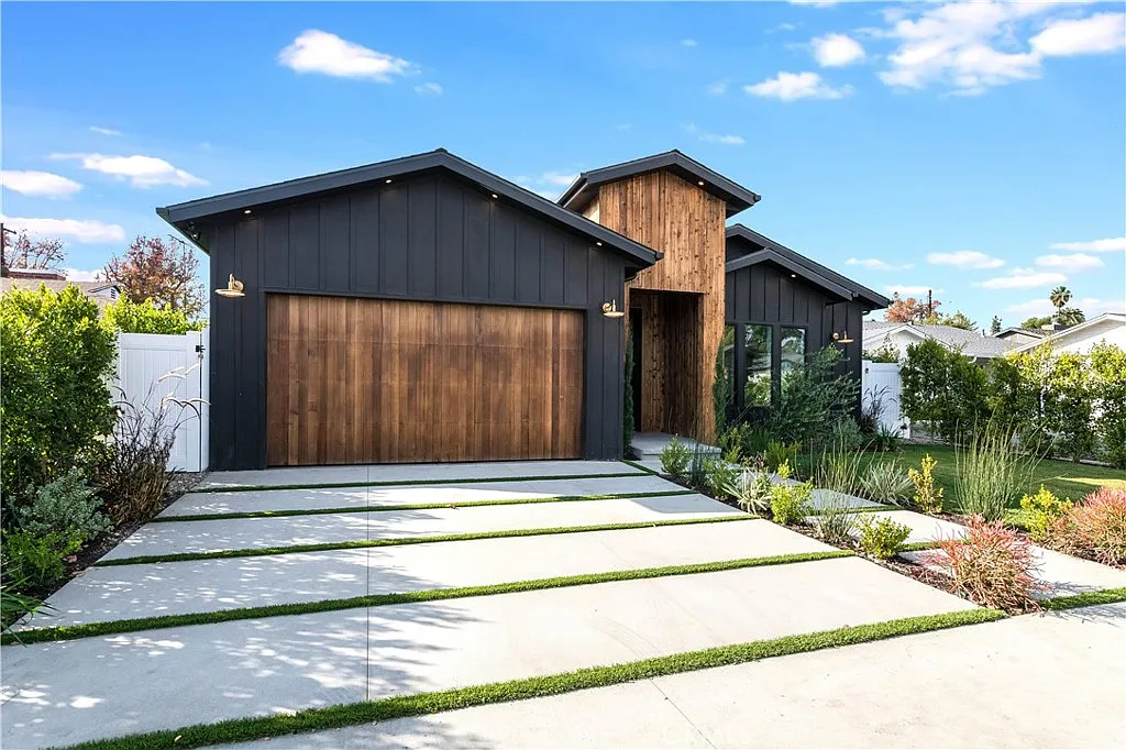 4 bed, 4.5 bath, 3000 sqft, $15,000 — Photo 1