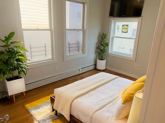 4th image of 210 Beach 32nd St #2R