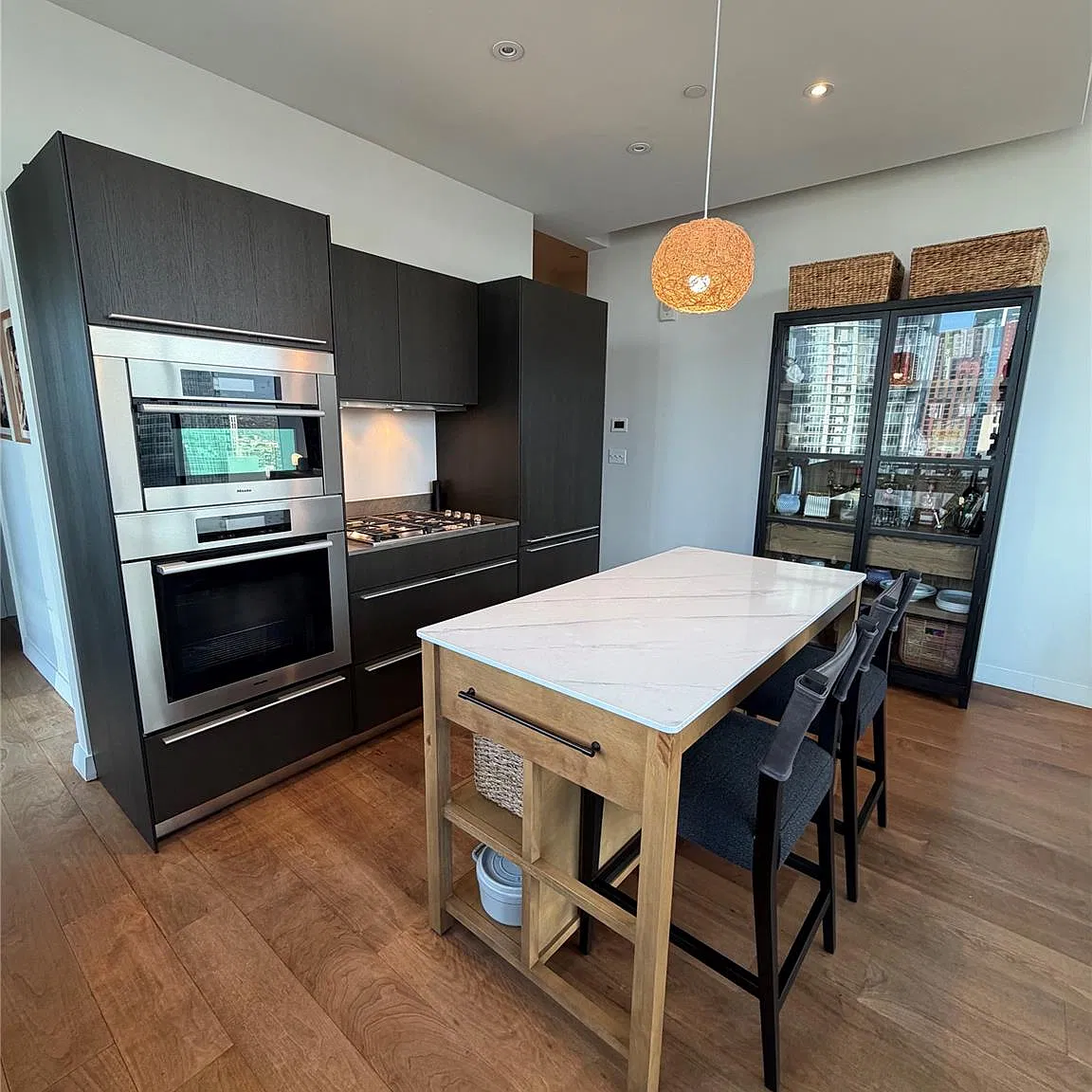 1 bed, 1.0 bath, 888 sqft, $4,500 — Photo 4