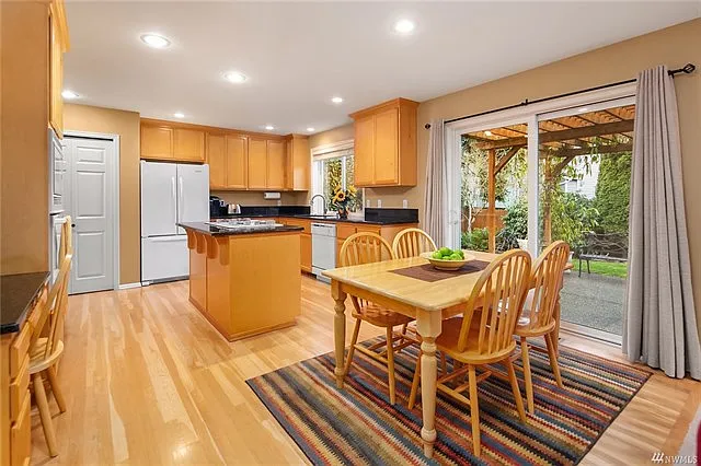 4 bed, 2570 sqft, $4,700 — Photo 3