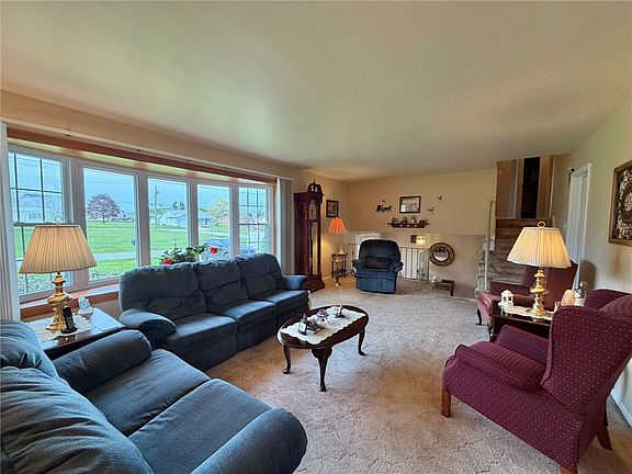 5th image of 303 Phyllis Dr