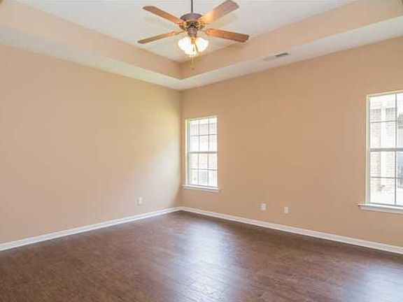 5th image of 1033 Castlemaine Dr