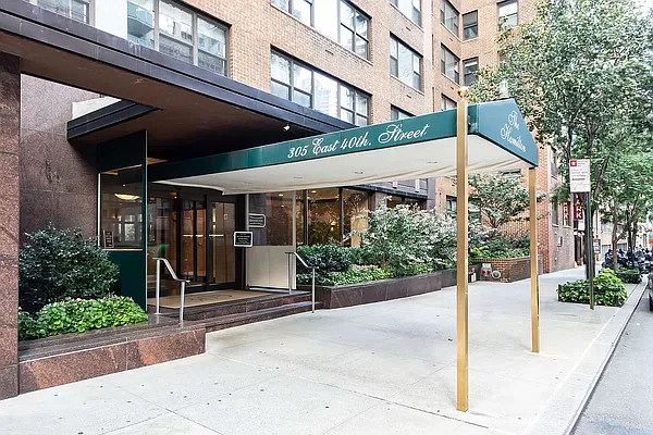 Sold by Level Group | media 9