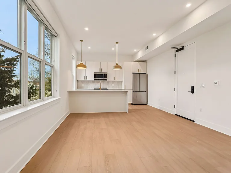 20 West — Photo 298