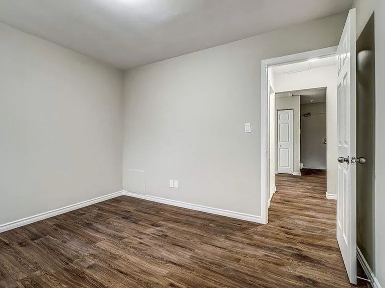 1054 Brock St — Photo 11