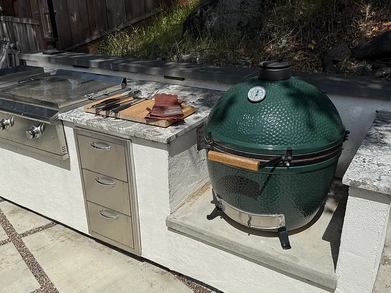 Hibachi grill and green egg