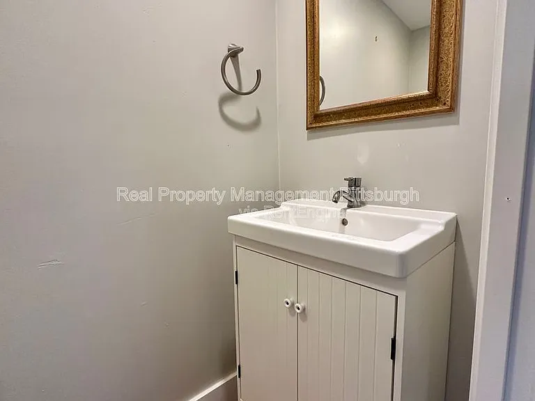 1112 Kelton Ave — Photo 12