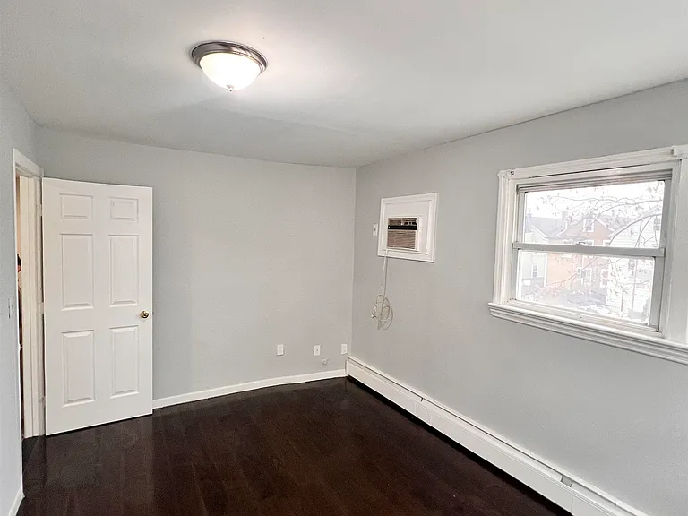 82 W 27th St — Photo 5